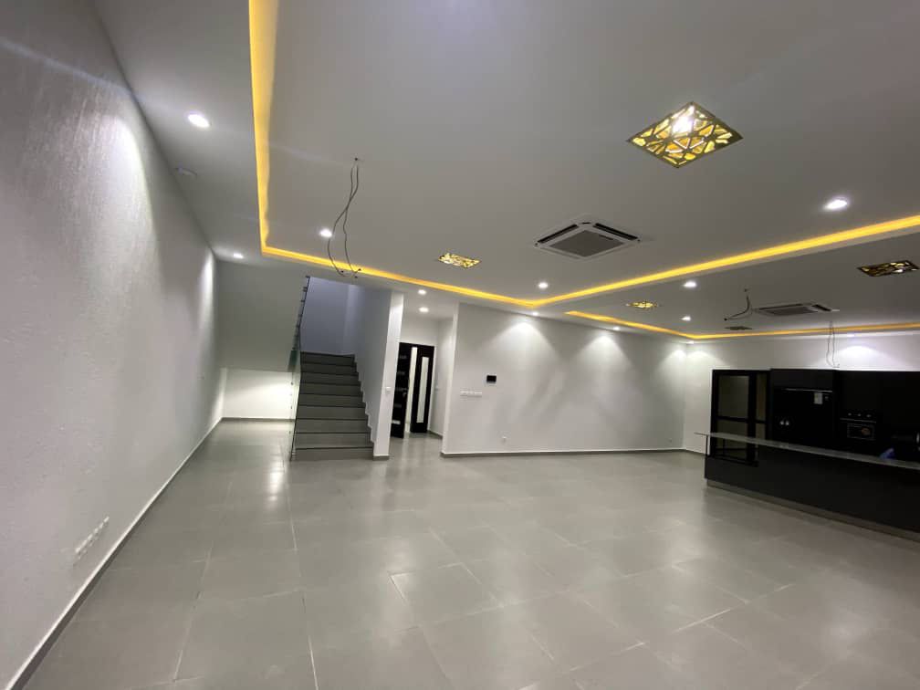 Façade finalisée de la villa duplex Akouedo