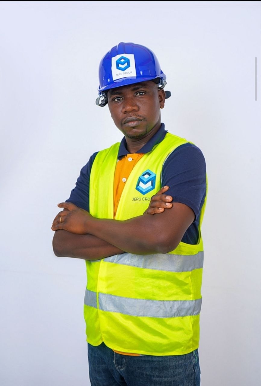 Membre d'équipe JERU avec casque logo