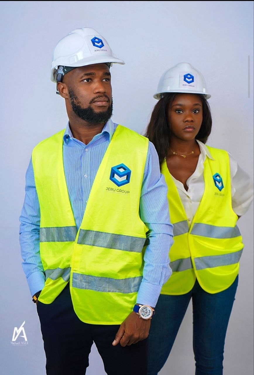 Membre d'équipe JERU en casque de chantier